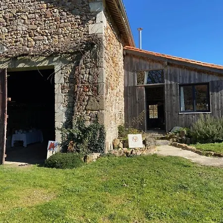 La Colline Aux Licornes 住宿加早餐酒店 Montbron